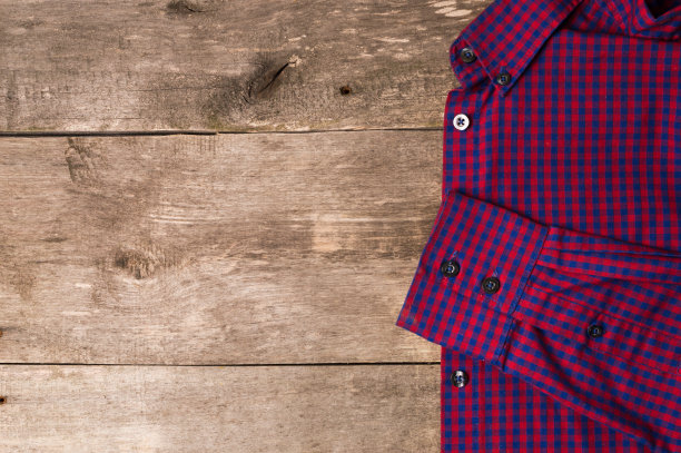 木质背景上是一件格子男衬衫图片下载