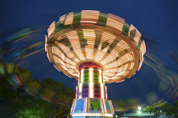 五颜六色的旋转木马图片下载