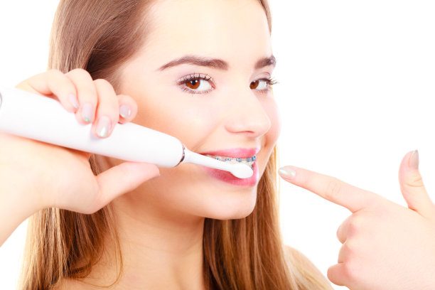 用牙套刷牙的女人素材图片