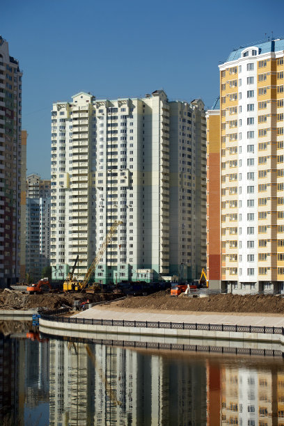 现代建筑都建在河边垂直观附近图片下载