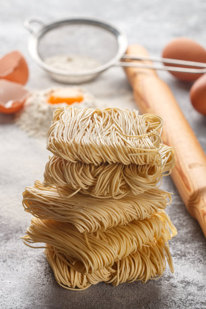 蛋面和配料——桌上有面粉和鸡蛋。有选择性的重点图片下载