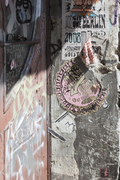 柏林墙上的涂鸦和海报图片下载