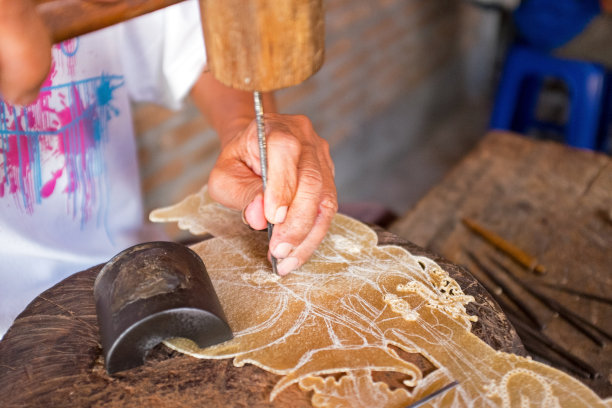 在印度尼西亚爪哇制作传统瓦jang木偶图片下载