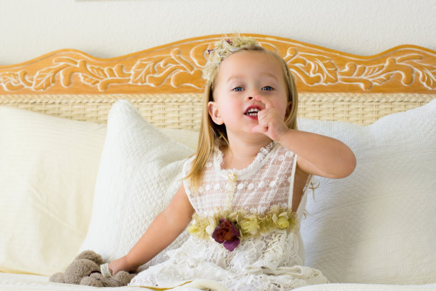 小女孩说安静点图片下载