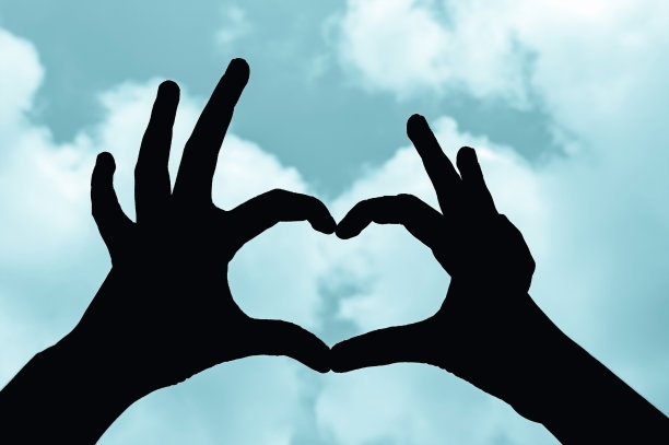 爱的形状手在天空图片下载