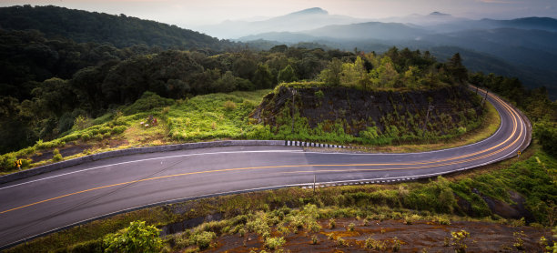 美丽的高速公路在山高的角度看图片下载