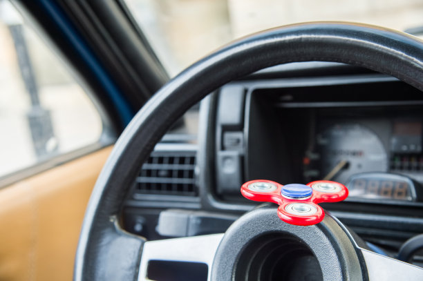 近距离旋转坐立不安是一个玩具，用于在汽车交通堵塞时分流在车里的时间图片下载