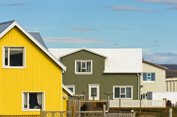 格林达维克市的传统冰岛建筑图片下载