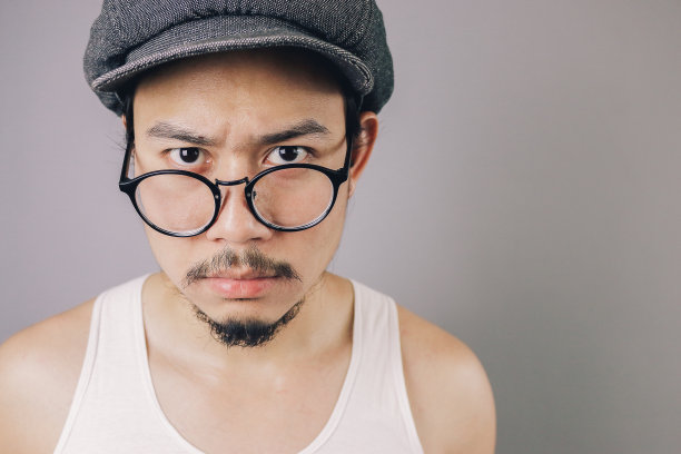 脾气暴躁的亚洲人。图片下载