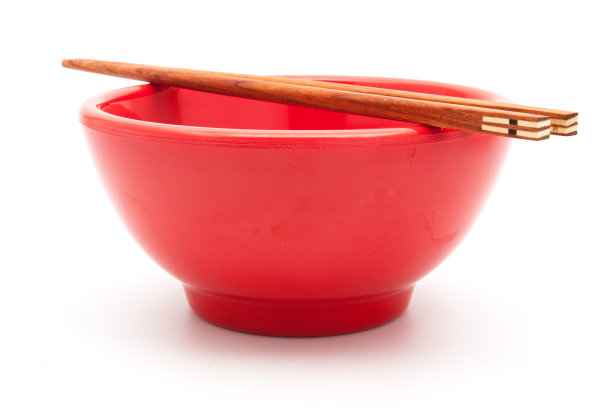 空红碗和筷子孤立在白色的背景图片下载
