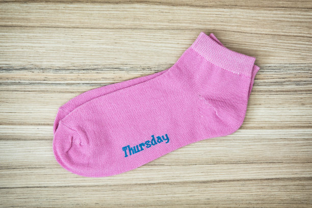 时髦的羊毛袜子与铭文星期四图片下载