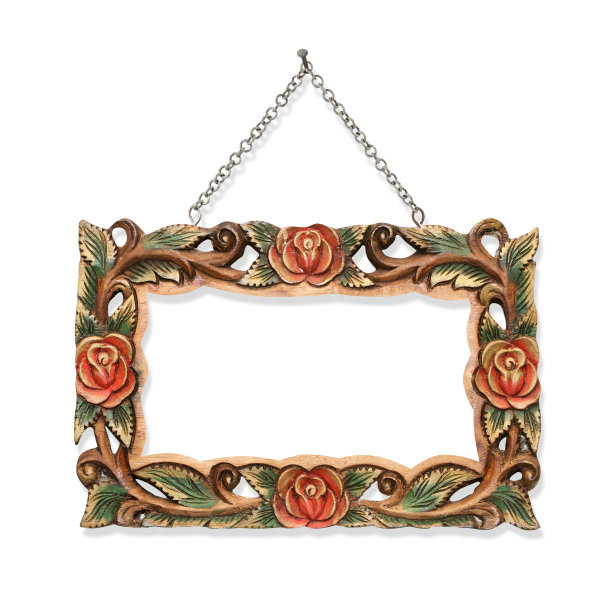 木框上雕有链子，挂在白色上图片下载