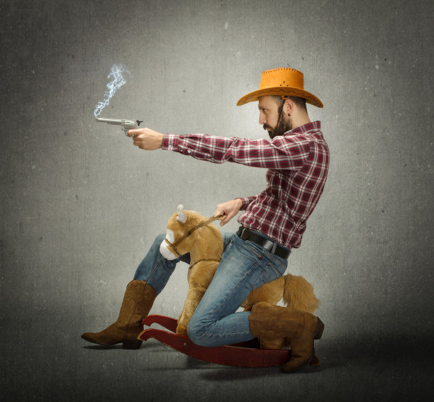 带着枪的牛仔在一场假牛仔竞技中图片下载