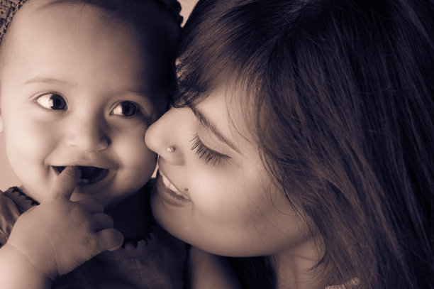 孟加拉国母亲给女儿的爱图片下载