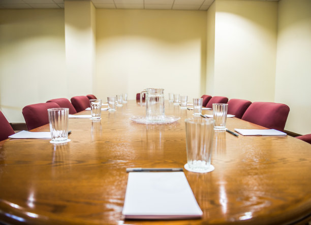 带平板电脑的会议桌图片下载