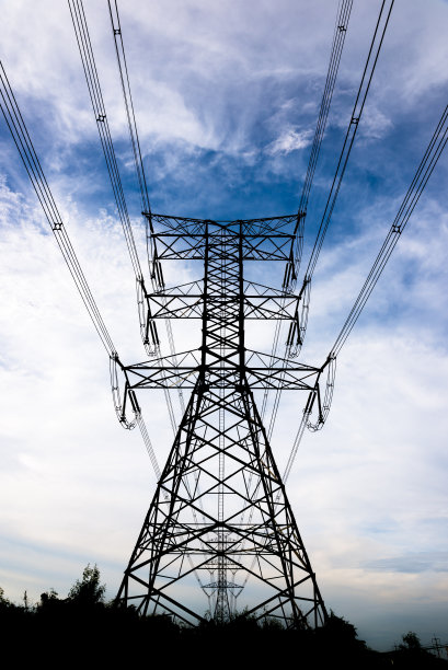 背景为蓝色的高压输电塔图片下载