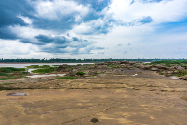 石头院子在河里图片下载