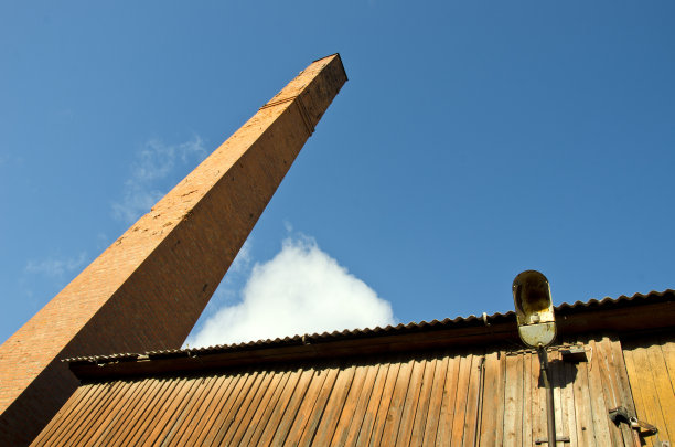 老房子用大红砖砌成烟囱碎片图片下载