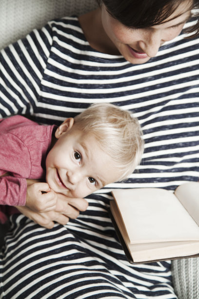孩子和妈妈正在看书图片下载