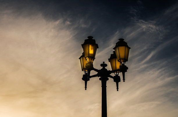 日落时的路灯。素材图片