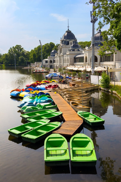 匈牙利布达佩斯，Varosliget公共城市公园的湖上五颜六色的船图片下载