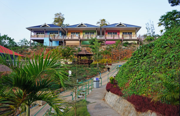 山顶上的彩色旅馆图片下载