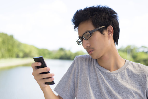 人打字的智能手机图片下载