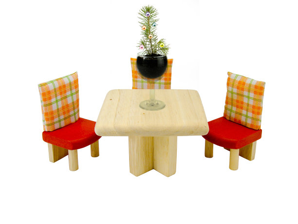 小而优雅的冷杉树，放在桌上的小酒杯里图片下载