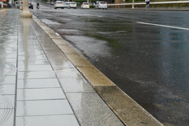 雨中城市道路上的人图片下载