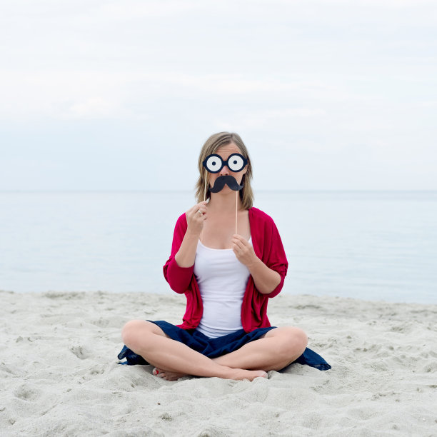 沙滩上有趣的女人图片下载