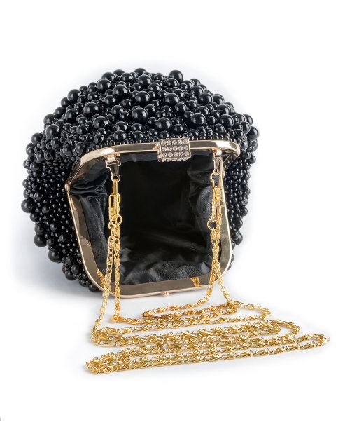 手提包上有一条用黑珠子装饰的链子。图片下载