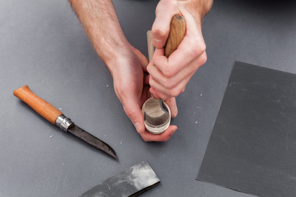 手工雕刻的木勺用钩刀图片下载