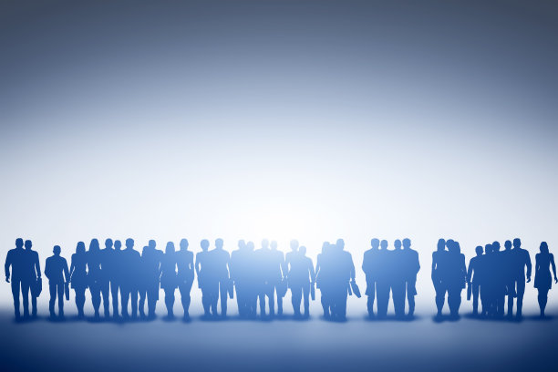 一群商人的剪影望向灯光。图片下载