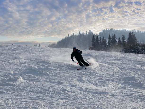 滑雪道上的滑雪者图片下载