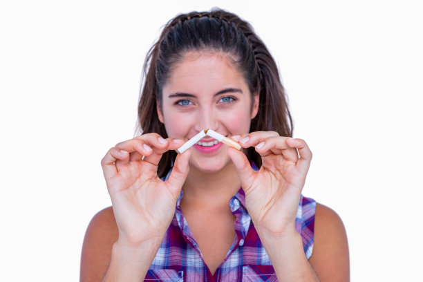 快乐的漂亮的黑发女人正在抽香烟图片下载