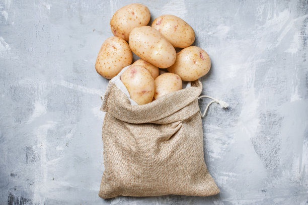 帆布袋里的新鲜土豆图片下载