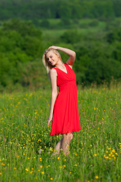 自由快乐的女人图片下载