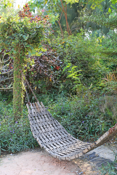 花园里的旧木摇篮。图片下载