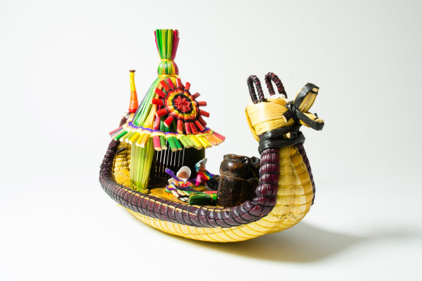 在喀喀湖上的乌鲁斯群岛上的一艘秘鲁船只图片下载