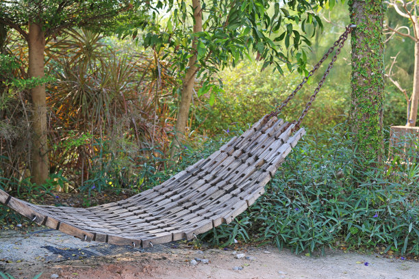 花园里的旧木摇篮。图片下载
