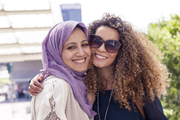 两个漂亮的女孩拿着购物袋图片下载