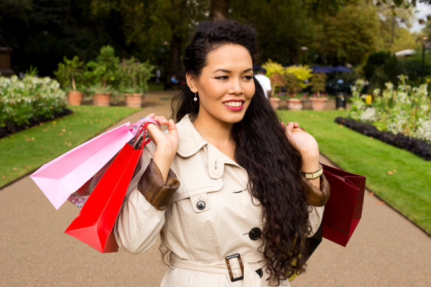 公园里拿着购物袋的女孩图片下载