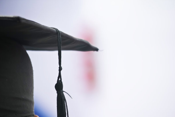 毕业的人图片下载