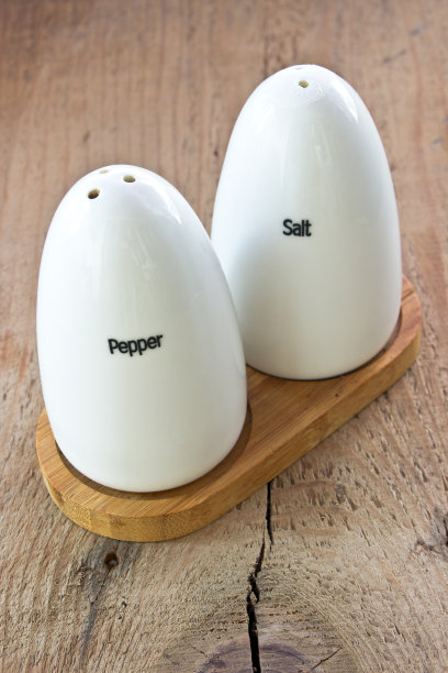 盐和胡椒瓶在木制背景图片下载