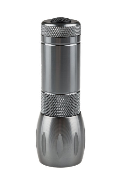 白色背景上的金属手电筒图片下载