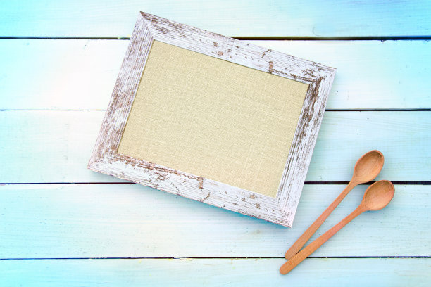 架子放在木桌上。图片下载