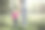 孩子和妈妈手牵着手在夏天公园的草地上散步。主题是儿童。照片上不认识的母亲。归属感和关怀的概念。图片下载