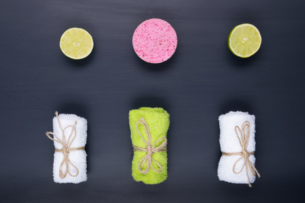 一套毛巾在黑色背景和石灰图片下载