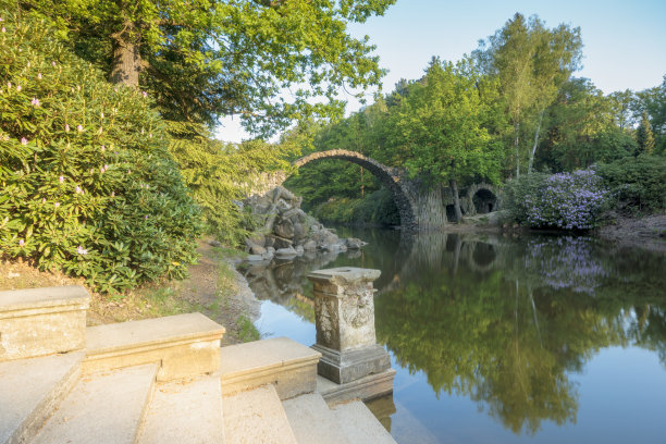 德国克罗姆劳魔鬼桥公园，盛开的杜鹃花图片下载