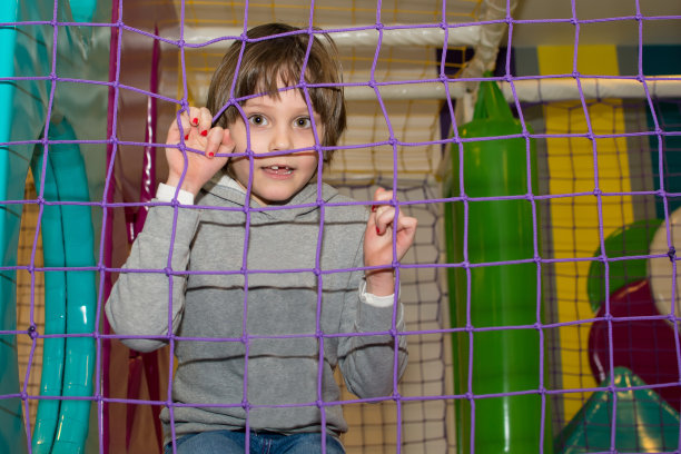 女孩在游戏室里玩图片下载